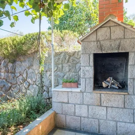 Saulan - One Bedroom With Balcony And Garden View Molunat